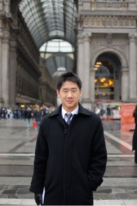 Violinist Kevin Yang at Milan's Duomo Square (TK Kuo).