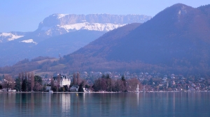 Po n&aacute;ročn&eacute;m mezikontinent&aacute;ln&iacute;m letu str&aacute;vili umělci Shen Yun poklidn&eacute; r&aacute;no v&nbsp;malebn&eacute;m francouzsk&eacute;m městečku Annecy v&nbsp;těsn&eacute; bl&iacute;zkosti Ženevy, kde začalo evropsk&eacute; turn&eacute; 2014. Pohled z&nbsp;Annecy, jihoz&aacute;padn&iacute; Francie. (foto poř&iacute;dil tanečn&iacute;k Steve Feng)