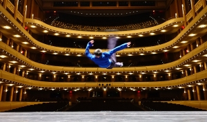 Tanečník Felix Sun z Shen Yun New York Company nás ohromil svou schopností zastavit se uprostřed letu.
