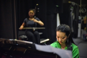 Klavíristka Huichen Chen zkouší se sólistkou na erhu Lindou Wang v zákulisí The Regal Theatre v australském Perthu, kde Shen Yun World Company odehrála devět představení. (vyfotila je tanečnice Lily Wang)