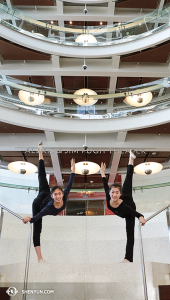 A v Orlandu zase tanečnice Michelle Lian a Kathy Wu zapózovaly na schodišti Alexis & Jim Pugh Theater, které se nachází v Dr. Phillips Center for the Performing Arts, kde vystupovala Shen Yun New York Company. (vyfotila tanečnice Nancy Wang)