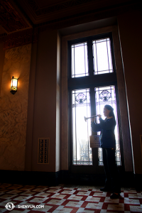 Maria Han cvičí na suonu před představením v Peabody Opera House v St Louis. (vyfotila ji Annie Li)