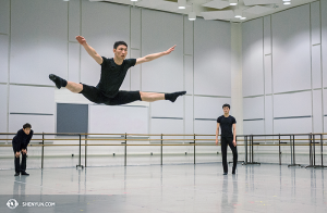 První sólista Steve Wang se rozehřívá před představením v Kennedy Center Opera House. Shen Yun New York Company zde odehraje celkem sedm představení. (fotil tanečník Kenji Kobayashi)