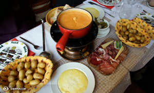 První den ve Švýcarsku... co jiného byste ochutnali než fondue? (vyfotila Annie Lin)  