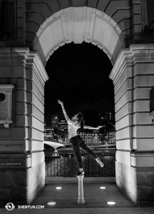 Další zastávka – Brisbane, Austrálie. Tanečnice Stephanie Guo pózuje u řeky. (fotku pořídila tanečnice Lily Wang)