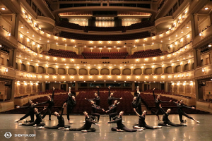 Holky se jen baví - Shen Yun Touring Company ve Fort Worth Bass Performing Hall v Texasu. (fotil Tim Wu)