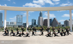 Poslední den představení v Texasu zapózovali tanečníci Shen Yun Touring Company před Long Center for the Performing Arts v Austinu. (vyfotila tanečnice Helen Li)