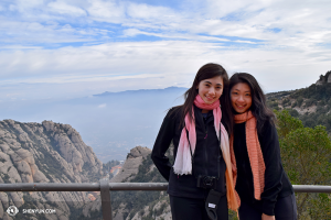 První sólistky Miranda Zhou-Galati a Daoyong Zheng pózují před dech beroucím výhledem z výšky 975 m n. m. (vyfotila Diana Teng)
