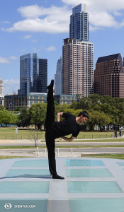 Daren Chou před Long Center for the Performing Arts v Austinu v Texasu. (vyfotil Pierre Huang)