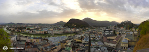 Panorama historického Salcburku. Divadlo Festpielhaus, ve kterém vystoupila  Shen Yun International Company, je ta žlutá budova vpravo. (fotila Annie Li)
