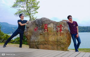 Tanečníci Yan Ming (vlevo) a Ben Chen. Nápis na kameni zní: „Jezero Slunce a měsíce“. Je to největší tchajwanská vodní plocha. (fotil tanečník Jun Liang)