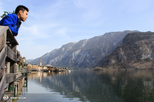 Houslista Joshua Lin se rozhlíží po jezeře Hallstatt. (fotil Seunghuni)
