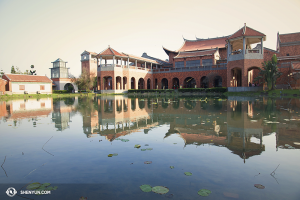 Ve stejné době odehrála Shen Yun World Company představení na Tchaj-wanu a zamířila do Japonska. Tato zajímavá budova je jedno z tchajwanských divadel – Chiayi Performing Arts Center. (fotila tanečnice Stephanie Guo)