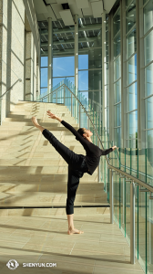 Ve Valley Performing Arts Center v Northridgi se rozehřívá i první sólistka Angelia Wang. (fotila Nancy Wang)
