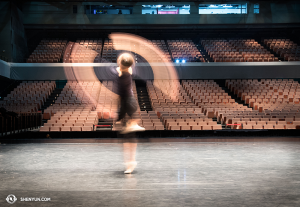 Pořád v Asii. Tanečnice Daniella Wollensak z Shen Yun World Company trénuje techniku fan shen. (fotila tanečnice Stephanie Guo)