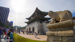 Shen Yun World Company zakončovala své turné v Jižní Koreji a Soul měl být poslední zastávkou. Ale po výhrůžkách z čínské ambasády KBS Hall zrušilo Shen Yunu čtyři představení ve svých prostorách. První sólista Ben Chen využil zbývající čas k návštěvě tradičních paláců v Soulu. (fotil tanečník Ben Chen)