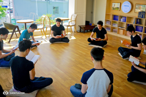 Tanečníci z Shen Yun World Company společně studují učení Falun Dafa ve volném dni v Soulu v Jižní Koreji. (fotil tanečník Mark Kao)