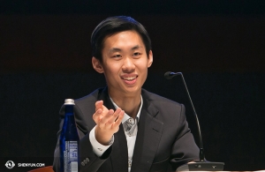 Událost se konala v budově návštěvnického centra Capitolu. Tony Xue mluvil o své vlastní cestě k tomu, jak se stal prvním sólistou Shen Yun, a o tom, jak jej naplňuje spojení s tradiční kulturou, z níž pochází.