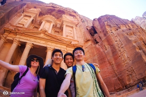 Ve starobylém jordánském městě Petra potkali mladou dámu, která tam byla kromě nich jedinou turistkou toho dne.