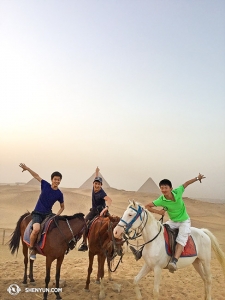 Asi nejdobrodružnější dovolenou si nadělili tanečníci (zleva) Alvin Song, Alex Chun a Ben Chen, kteří cestovali po Středním Východě se začátkem u egyptských pyramid v Gíze.