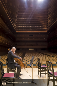 Violoncellista Yong Deng se připravuje na premiéru sezóny v Tokiu. (fotil TK Kuo)
