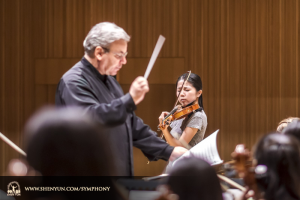 Dirigent Milen Nachev a sólistka Fiona Zheng zkouší Introdukci a Rondo Capriccioso od Camille Saint-Saënse. (fotil TK Kuo)