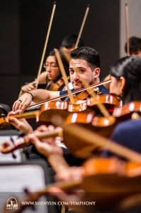 Během této zkoušky v tchajwanském Taichung Chung Hsing Hall spolupracuje s fotografem pouze první houslista Stepan Khalatyan.