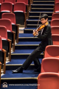 Houslista Tongsheng Ye se rozehřívá v Taoyuan’s Zhongli Arts Hall na Tchaj-wanu.