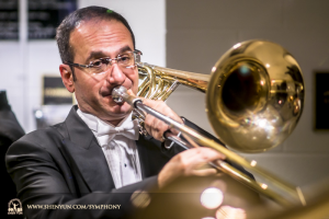 Trombonista Karen Khachatryan se rozehřívá před koncertem v Kennedy Center Concert Hall.
