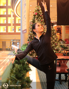 První sólistka Shen Yun Touring Company, Xindi Cai, se rozcvičuje ve foyer Aronoff Center for the Arts v Cincinnatti v Ohiu. (fotila tanečnice Helen Li)