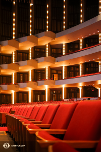 Mezitím hostovala Shen Yun World Company v National Arts Centre v Ottawě, kanadském hlavním městě. (fotili tanečníci Ben Chen and Jeff Chuang)