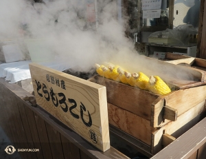 Život na cestách má i své výhody, jako například kukuřice na japonský způsob. (fotila tanečnice Kexin Li)