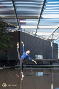 První sólistka Cheney Wu se těší z náhlého příchodu letních teplot v Dallasu, kde Shen Yun World Company vystupovala minulý týden. (fotila tanečnice Stephanie Guo)