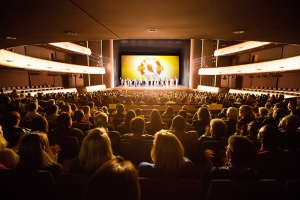 Zvednutá opona v AT&T Performing Arts Center, Winspear Opera House, v texaském Dallasu. Většina z dvanácti představení byla zcela vyprodaná.