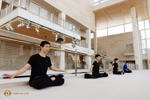 A po náročném tréninku tanečníci, jako třeba Steve Feng (vlevo), hledali vnitřní klid, když za doprovodu jemné hudby usedli do meditace Falun Dafa. (fotil tanečník Jeff Chuang)