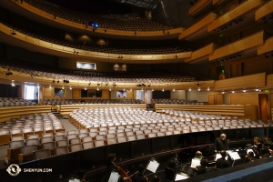Ale ještě zpět k Shen Yun World Company. Po Chicagu zamířila skupina do hlavního města Wisconsinu, kde se připravovala na dvě představení v Madison Overture Center for the Arts. (fotil tanečník Jeff Chuang)