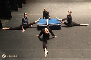 A rozcvička pokračuje i v hotelu. Tanečnice Shen Yun International Company v Buell Theatre v Denveru v Coloradu. Ve směru hodinových ručiček zleva: Jessica Si, Hannah Rao, Yuting Huang a Connie Kuang. (fotila Annie Li)