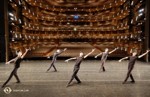 Na jevišti překrásného, pouze 11 let starého Four Seasons Centre for the Performing Arts v Torontu. (fotil Jeff Chuang)
