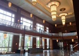 Ve Smith Center v Las Vegas vystupovala Shen Yun International Company. Tanečníci se rozcvičují ve sluncem zalité vstupní hale. (fotila Annie Li)
