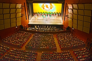 Tento týden jsme začínali v Itálii, kde Shen Yun World Company započala své evropské turné se třemi vyprodanými představeními v Milánu.