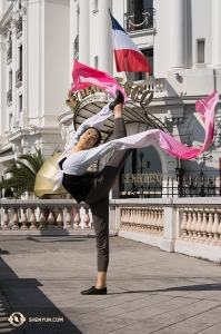 A zase zpět přes oceán k Shen Yun World Company, která se po Itálii přesunula do Francie. První sólistka Lily Wang. (fotila Stephanie Guo)