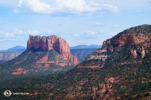 A zpět na divoký západ do Sedony v Arizoně, kde si užívala volného dne Shen Yun International Company. (fotil houslista Hirofumi Kobayashi)