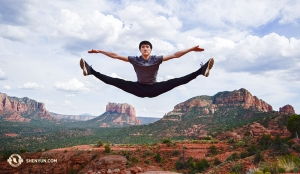 Edwin Fu ve státním parku Red Rock v Arizoně. (fotil houslista Hirofumi Kobayashi)