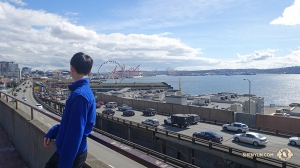 Severněji na západním pobřeží vystupovala Shen Yun North America Company v oregonském Portlandu a washingtonském Seattlu. Po cestě se skupina zastavila u rušného Pike Place Market. Tanečník Leo Yin si zašel na obhlídku pobřeží v zálivu Elliot v Seattlu. (Fotil tanečník Daren Chou)
