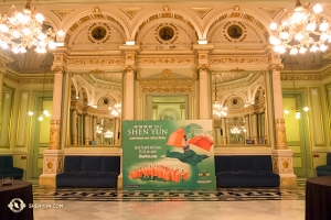 Ve foyer. Skupina v Liceu vystupovala během Velikonoc. (fotila tanečnice Stephanie Guo)