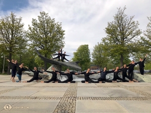 Tanečnice před divadlem Forum am Scholsspark v Ludwigsburgu. Shen Yun zde vystoupil ve dvou představeních. (fotila tanečnice Nancy Wang)