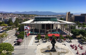 Shen Yun International Company si pár týdnů vychutnávala příchod léta v jižní Kalifornii. Tohle je výhled z terasy losangeleského Dorothy Chandler Pavilion. (fotila Annie Li)