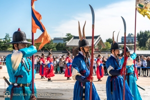 A před palác Gyeongbokgung přišli právě na střídání stráží. (Fotil TK Kuo)