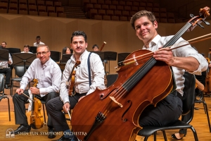 Před koncertem v Giyangu, druhém městě jihokorejského turné, nám společně zapózovali první violista Vardan Petrosyan, první houslista Stepan Khalatyan a první violoncellista Jake Fowler.