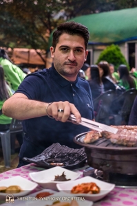 Ze Soulu pak cestoval orchestr do města Daegu, ve kterém se uskutečnil zahajovací koncert turné. První houslista Stepan Khalatyan a ostatní ze skupiny si spravili náladu po cestování tradičním korejským grilováním. (Fotil TK Kuo)